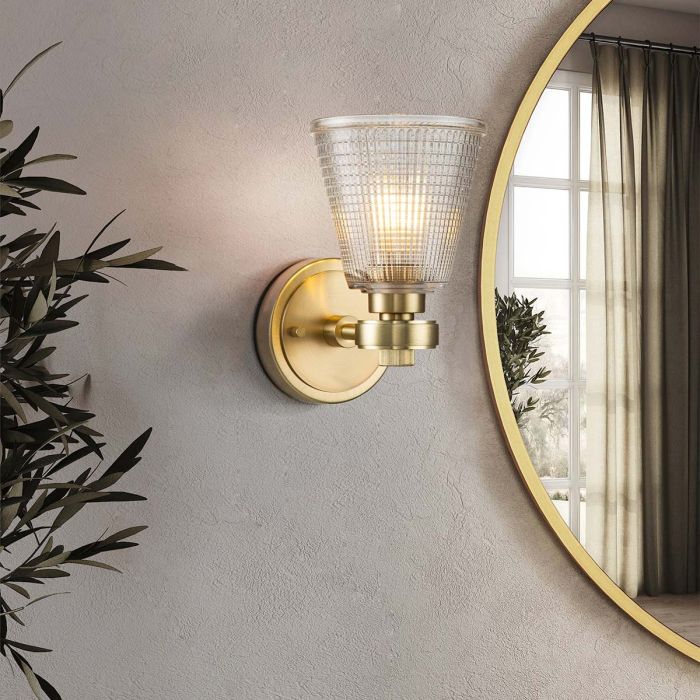 Gunnislake 13cm Latón cepillado lámpara de baño De Elstead Lighting - Fabricada en acero con acabado de lat&oacute;n cepillado, cuenta con una pantalla de vidrio transparente texturizado que proporciona una luz uniforme y sin deslumbramientos.