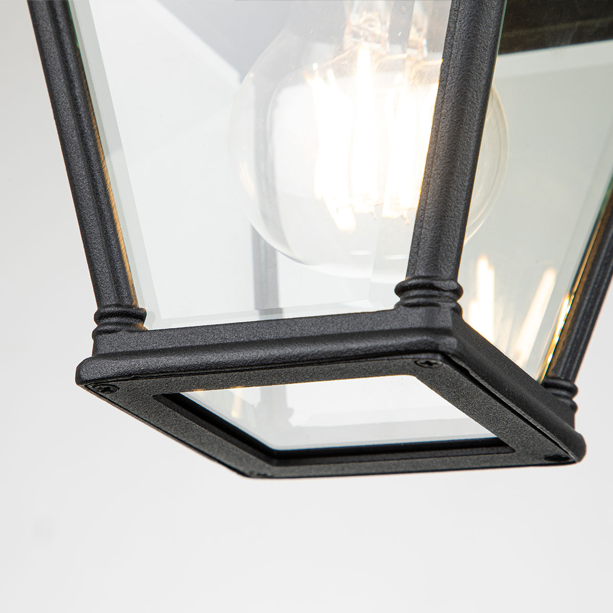 Bayview Negro De Elstead Lighting - La lámpara de techo Bayview tiene un diseño clásico y elegante en un estilo georgiano romántico que agrega una presencia elegante y sofisticada a cualquier espacio al aire libre.