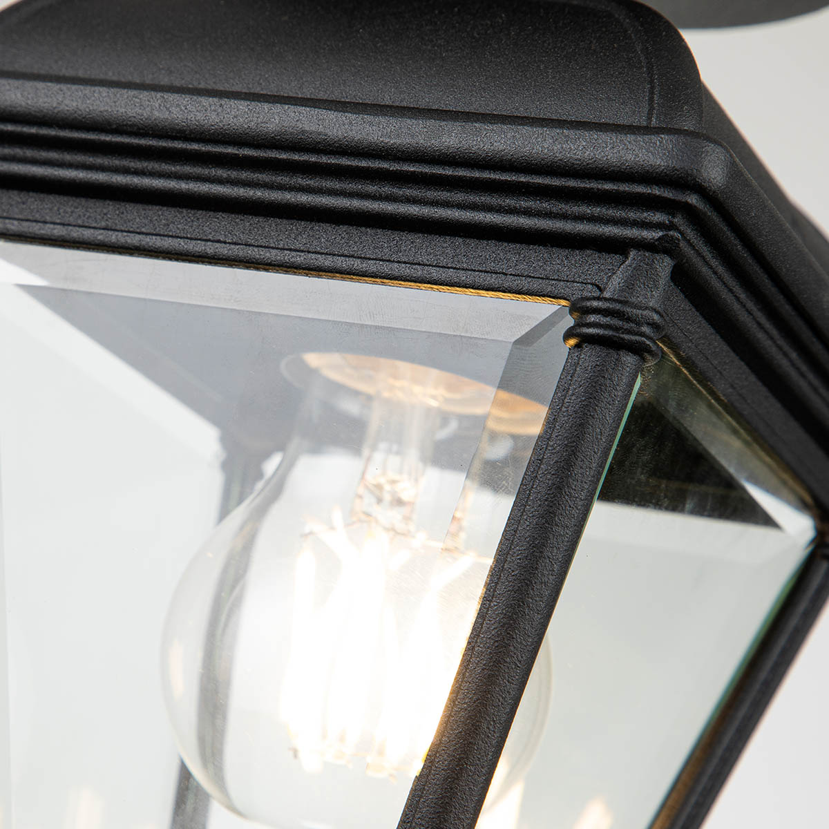Bayview Negro De Elstead Lighting - La lámpara de techo Bayview tiene un diseño clásico y elegante en un estilo georgiano romántico que agrega una presencia elegante y sofisticada a cualquier espacio al aire libre.
