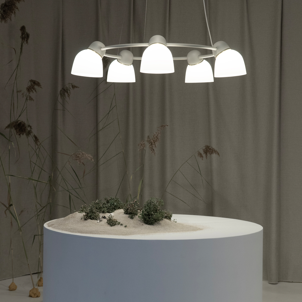 Bird Ø95 Arena/blanco Lámpas de techo De Belid - Gracias a sus dos pantallas intercambiables, esta lámpara ofrece la opción de difundir una luz cálida y suave a través del cristal opalino o dirigir la luz con precisión mediante las pantallas de acero sueco.