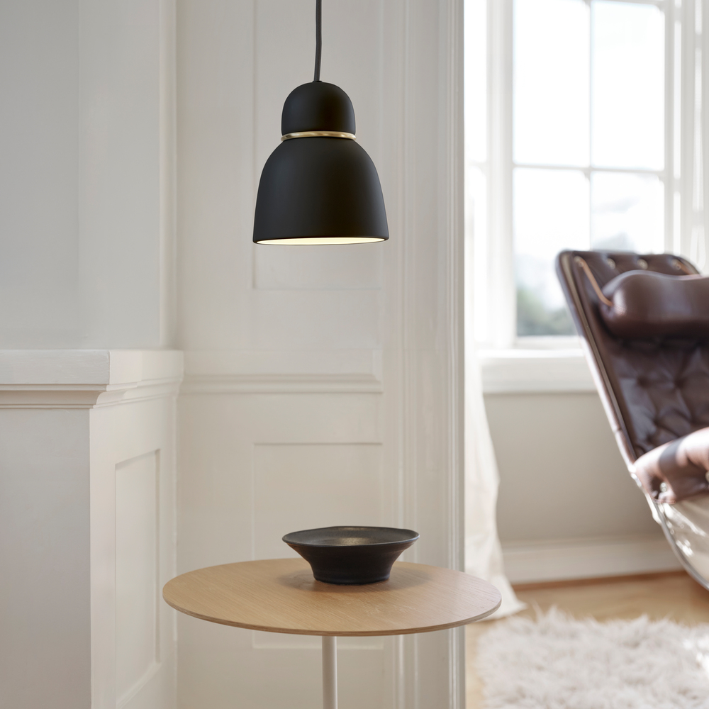 Bird Ø17 Negro/latón Lámpas de techo De Belid - Elijas el color que elijas, esta lámpara de techo será un elemento decorativo para tu hogar y creará un ambiente de iluminación elegante.