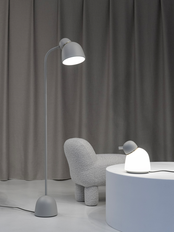 Bird 22cm Arena/latón lámpara de mesa De Belid - El interruptor en el cable te permite regular la intensidad de la luz en tres niveles, para que puedas ajustarla a tu gusto.