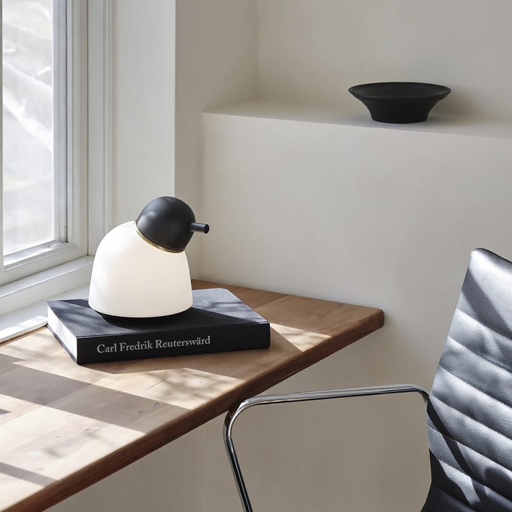 Bird 22cm Negro/latón lámpara de mesa De Belid - El interruptor en el cable te permite regular la intensidad de la luz en tres niveles, para que puedas ajustarla a tu gusto.