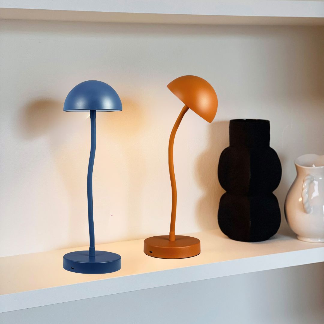 Fonzy 38cm Terracota portátil De Dyberg Larsen - Fonzy bordslampa &auml;r b&aring;de rolig och praktisk, och dess flexibilitet g&ouml;r den till ett perfekt val f&ouml;r den som vill ha en lampa som &auml;r b&aring;de funktionell och stilren.