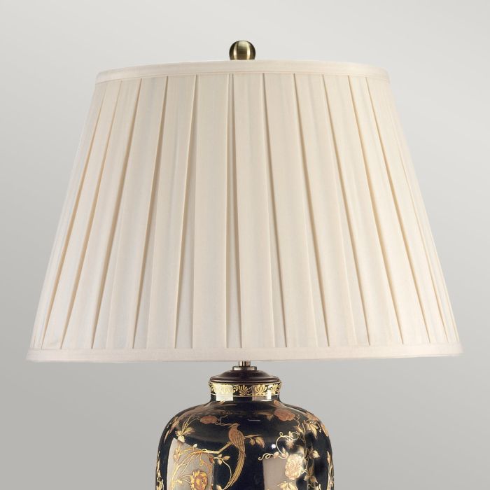Black Birds 74cm Negro lámpara de mesa De Elstead Lighting - Utrustad med en tr&auml;bas, veckad lampsk&auml;rm i kr&auml;mf&auml;rgad textil och en dekorativ avslutning i antikm&auml;ssing.
