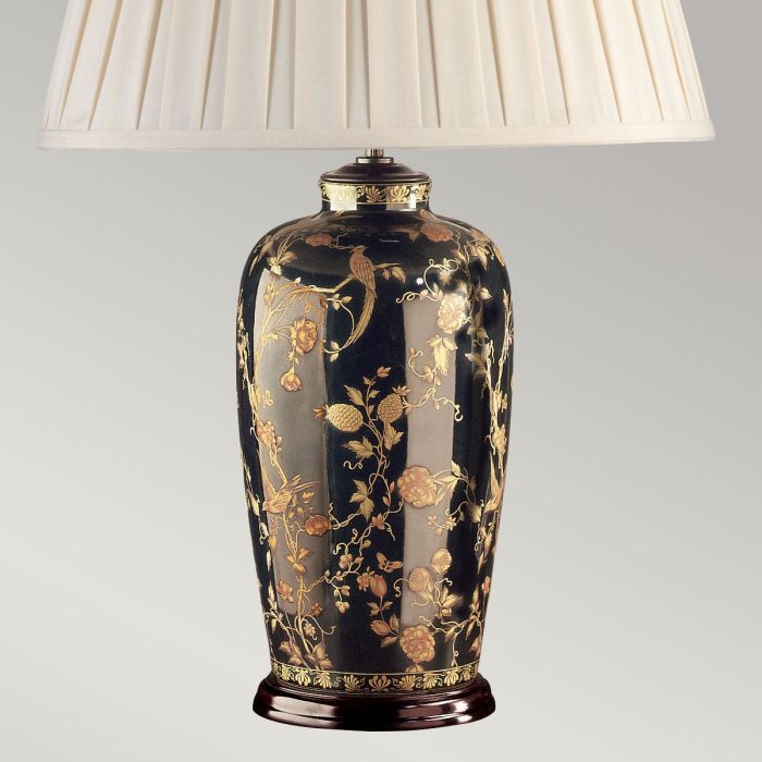 Black Birds 74cm Negro lámpara de mesa De Elstead Lighting - Utrustad med en tr&auml;bas, veckad lampsk&auml;rm i kr&auml;mf&auml;rgad textil och en dekorativ avslutning i antikm&auml;ssing.