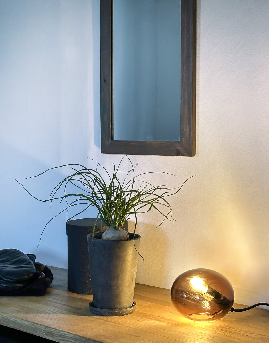 Globus 10cm Marrón lámpara de mesa De Aneta Lighting - L&aacute;mpara de mesa globo realizada en cristal marr&oacute;n con una fuente de luz en el interior de la esfera de cristal, que proporciona una luz decorativa y acogedora.
