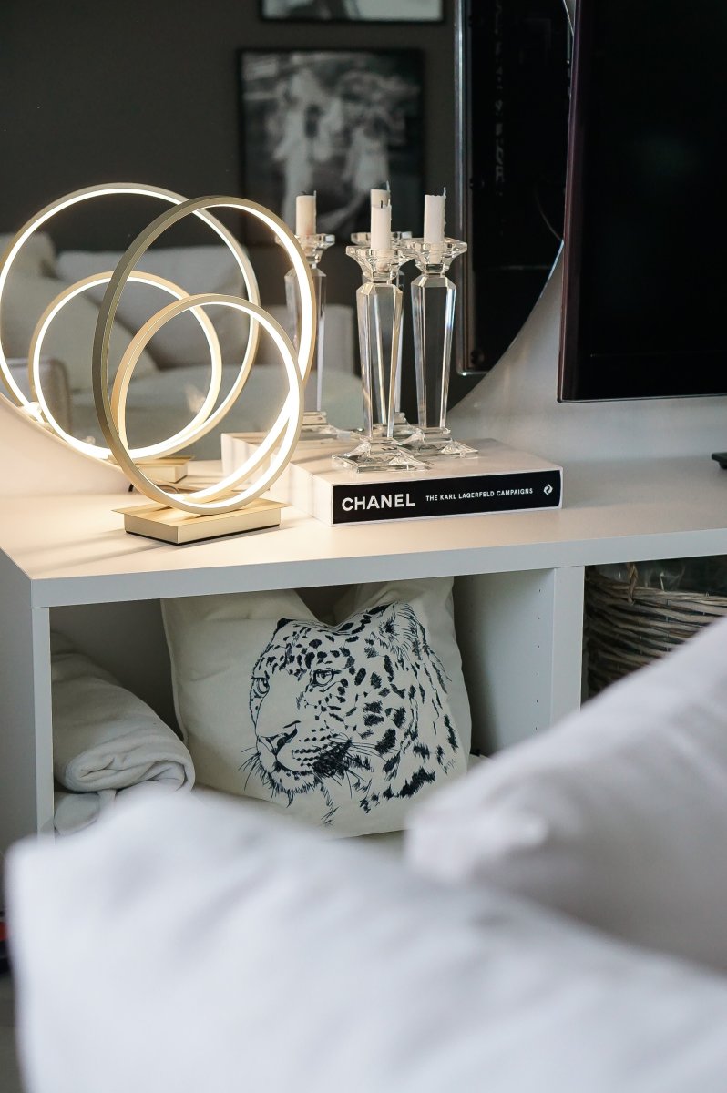 Loop 37cm Champán lámpara de mesa De Aneta Lighting - LED integrado de 14 W, regulable mediante un regulador de 3 pasos en la base de la lámpara.