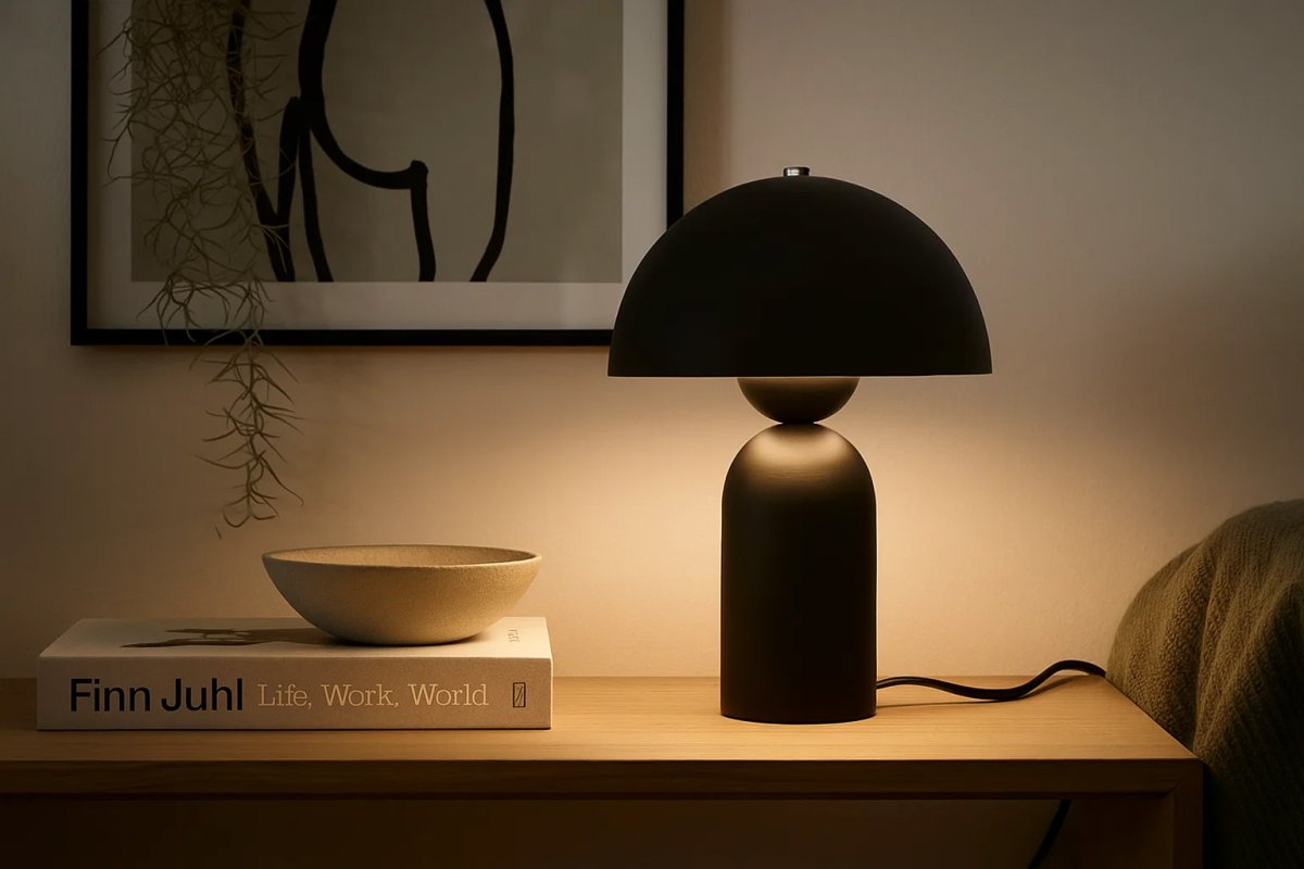Capello 35cm Negro lámpara de mesa De Nordic Lighting - El detalle cromado decorativo en la parte superior le da un toque elegante y la convierte en un punto focal en dormitorios, salones y pasillos.