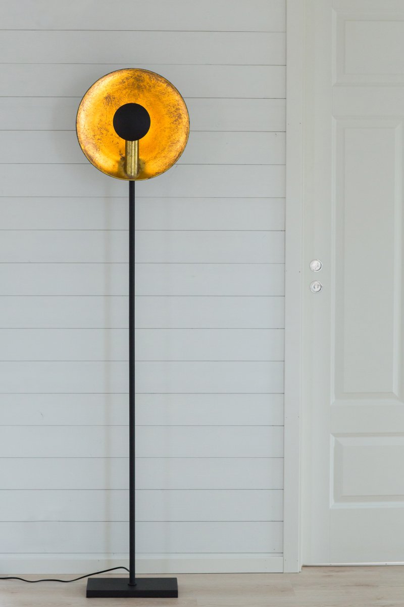 Captain Arena negra lámpara de pie De By Rydéns - La luz del Captain Uplight se puede dirigir hacia abajo o hacia arriba y el interior de color dorado crea un efecto de iluminaci&oacute;n c&aacute;lido y hermoso.