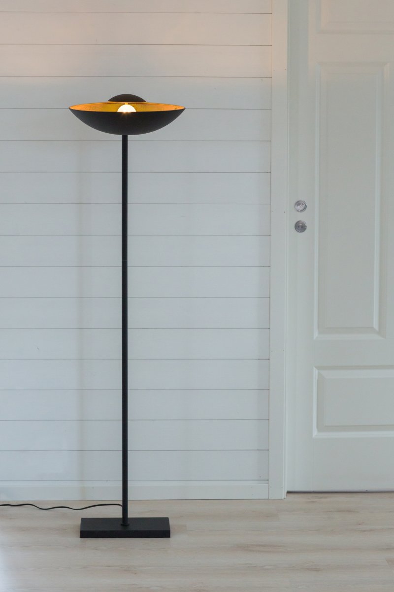 Captain Arena negra lámpara de pie De By Rydéns - La luz del Captain Uplight se puede dirigir hacia abajo o hacia arriba y el interior de color dorado crea un efecto de iluminaci&oacute;n c&aacute;lido y hermoso.