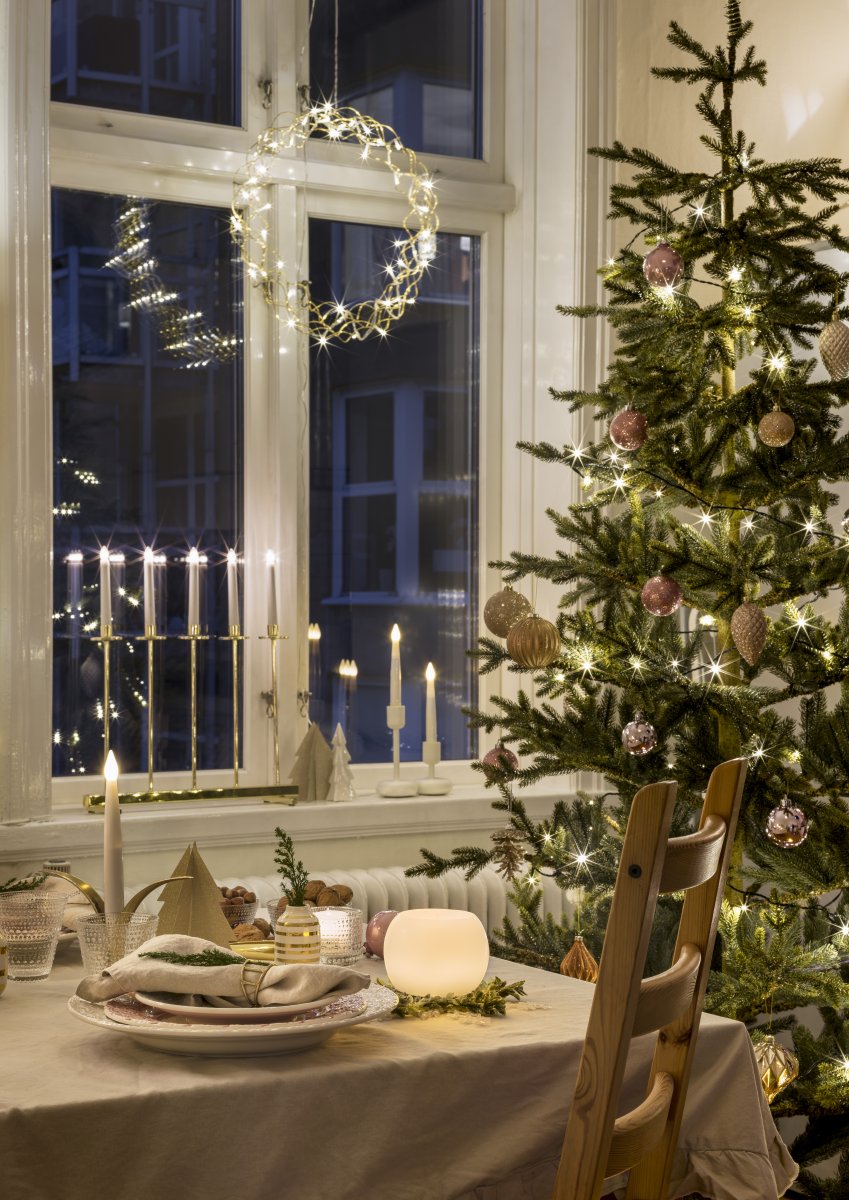 Corona LED Ø30 Oro De Konstsmide - Con un di&aacute;metro de 30 cm, la guirnalda es una hermosa decoraci&oacute;n para colgar en una ventana o pared, aportando calidez adicional durante los meses m&aacute;s oscuros del a&ntilde;o.