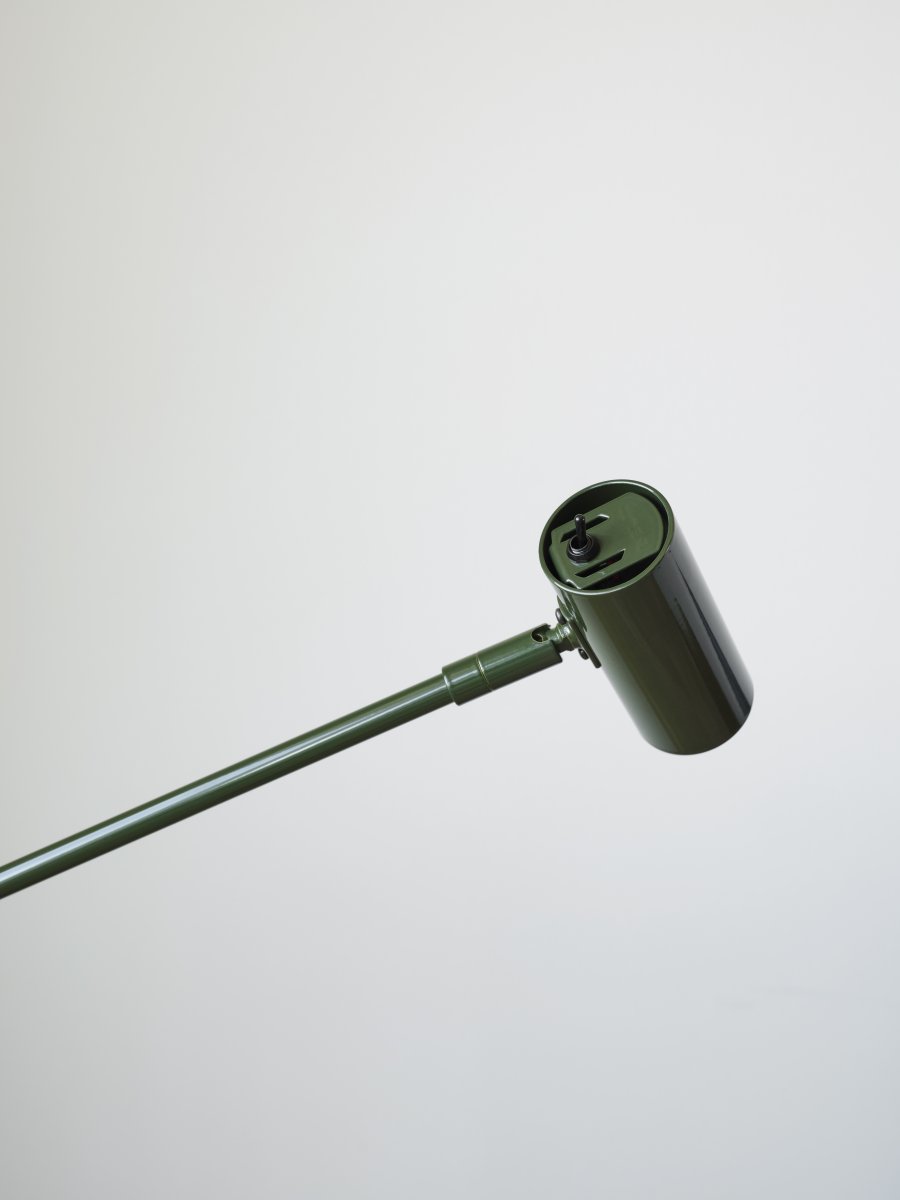 Cato dimbar Verde bosque lámpara de pie De Belid - Con ajuste de altura entre 100 y 134 cm, una pantalla de 4 cm de diámetro y una robusta base de 20 cm, Cato combina a la perfección forma y funcionalidad.