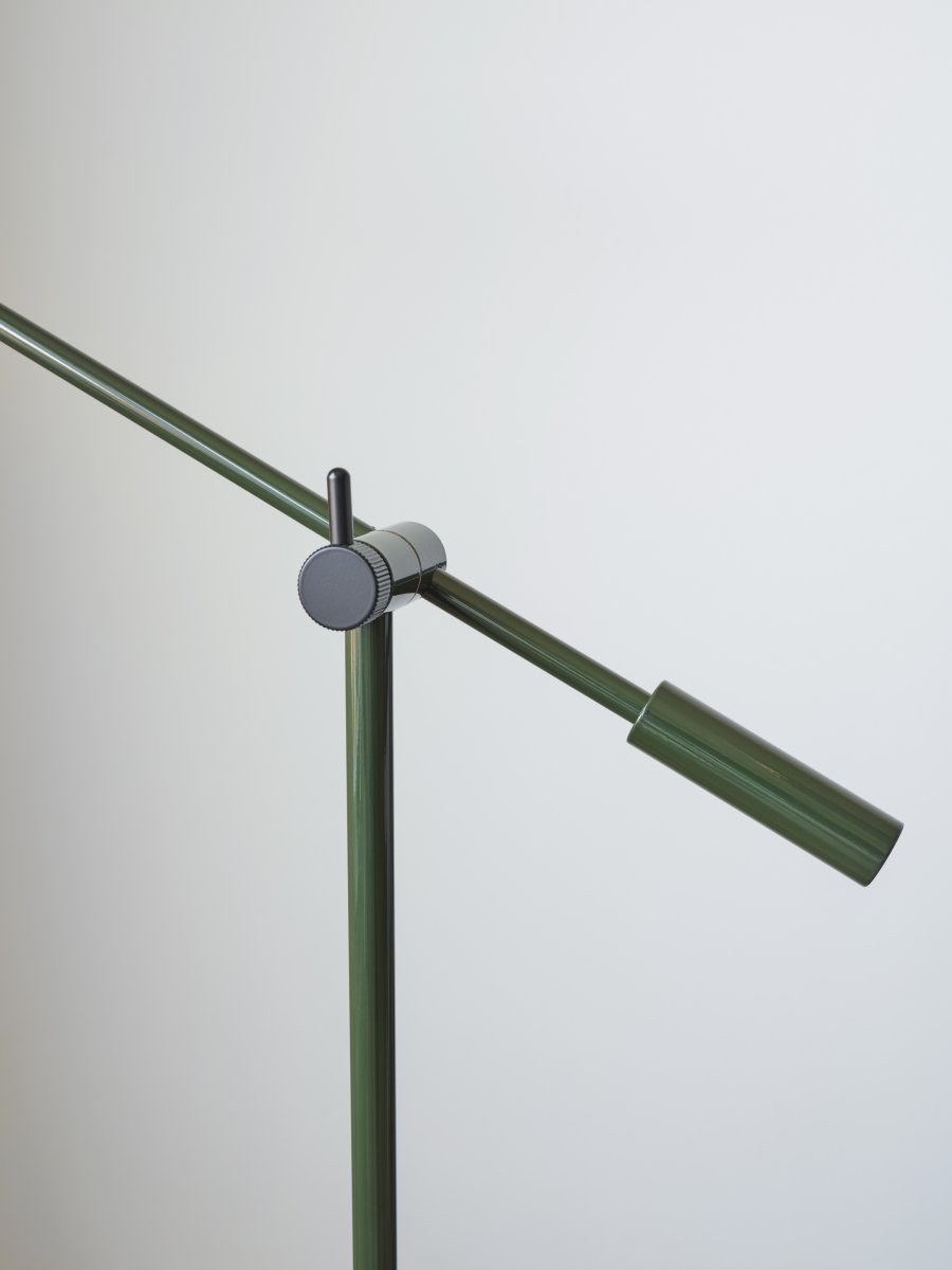 Cato dimbar Verde bosque lámpara de pie De Belid - Con ajuste de altura entre 100 y 134 cm, una pantalla de 4 cm de diámetro y una robusta base de 20 cm, Cato combina a la perfección forma y funcionalidad.