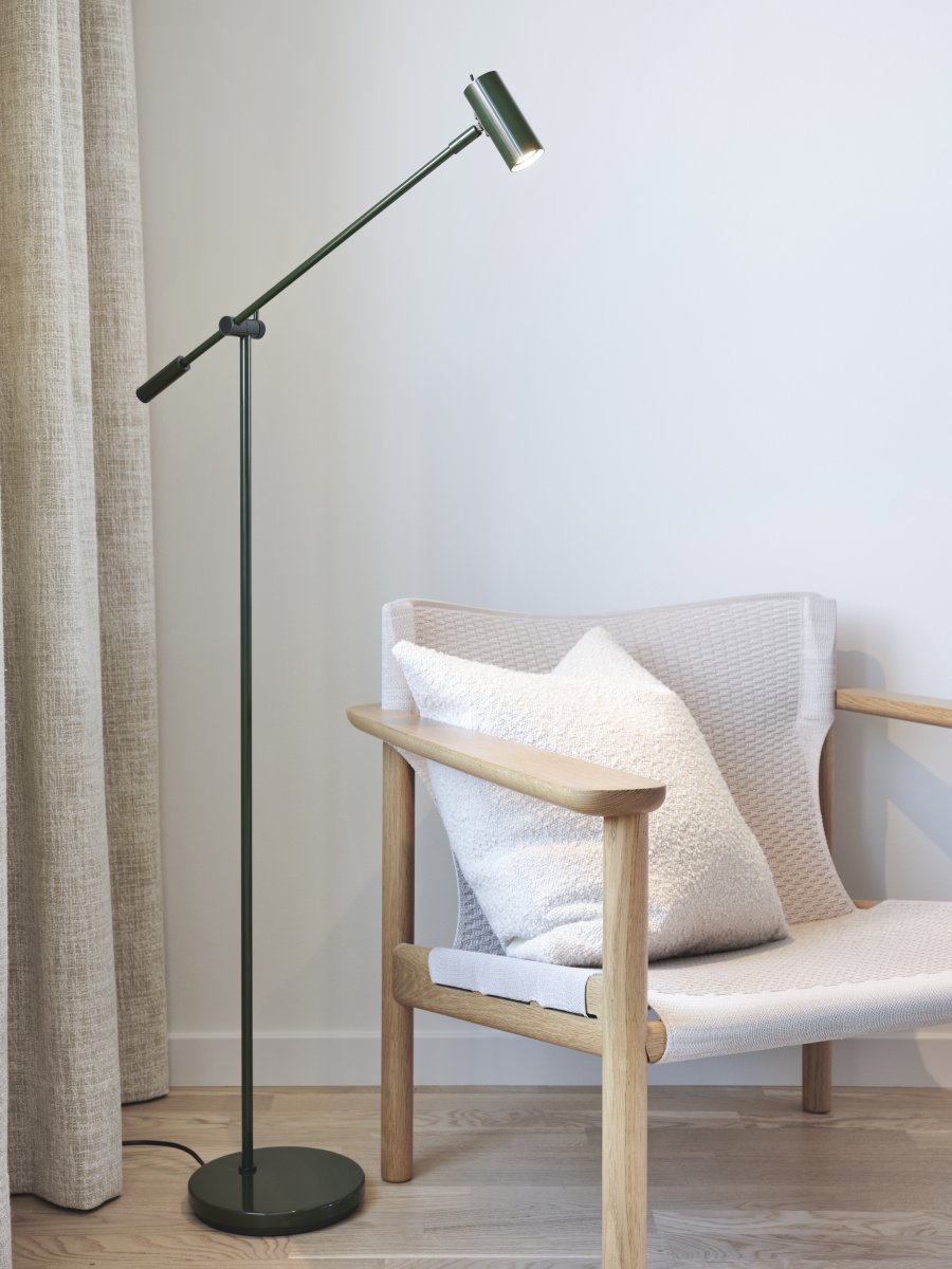 Cato dimbar Verde bosque lámpara de pie De Belid - Con ajuste de altura entre 100 y 134 cm, una pantalla de 4 cm de diámetro y una robusta base de 20 cm, Cato combina a la perfección forma y funcionalidad.