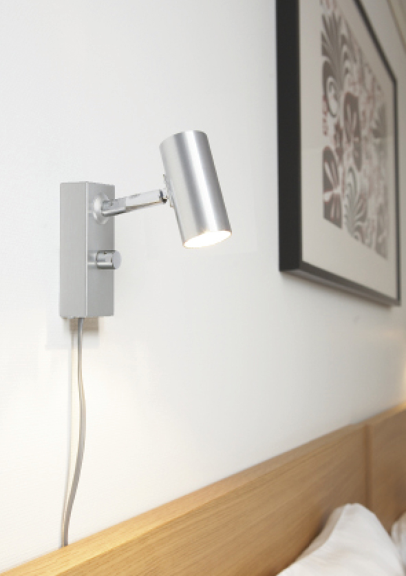 Cato Aluminio lámpara de lectura De Belid - Fabricada en metal de alta calidad y equipada con un regulador de intensidad integrado, te permite ajustar f&aacute;cilmente la luminosidad y el ambiente de tu habitaci&oacute;n.