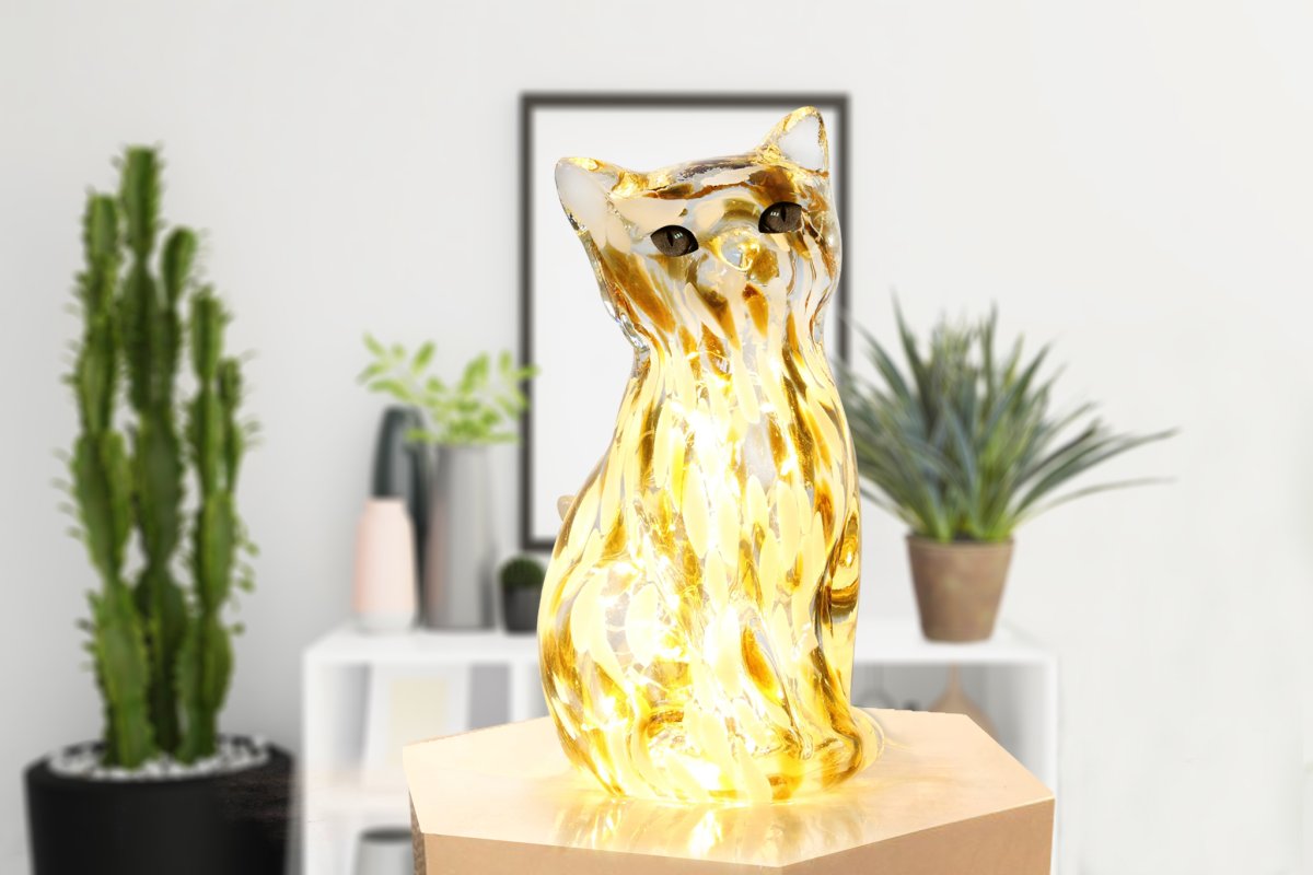 Katt 22cm Marrón/blanco lámpara de mesa De Pixie Design - Esta l&aacute;mpara de mesa decorativa de cristal con forma de elegante gato cautiva con su superficie marmolada en tonos marrones y blancos, lo que le otorga a cada pieza un car&aacute;cter &uacute;nico.