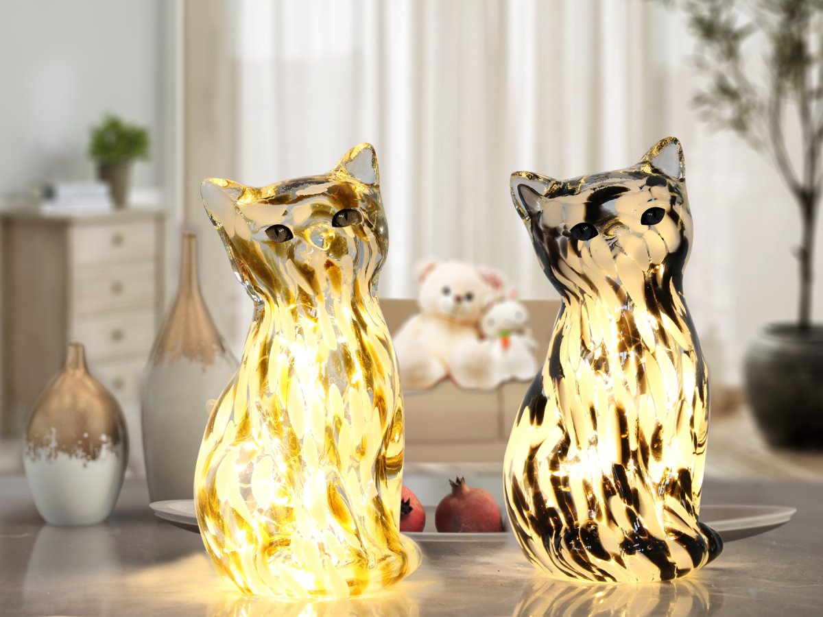 Katt 22cm En blanco y negro lámpara de mesa De Pixie Design - Esta l&aacute;mpara de mesa decorativa de cristal con forma de elegante gato cautiva con su superficie jaspeada en blanco y negro, lo que le otorga a cada pieza un car&aacute;cter &uacute;nico.