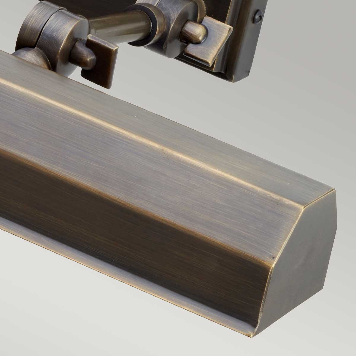 Chawtown 40cm Bronce De Elstead Lighting - Su forma alargada garantiza una distribución uniforme de la luz y es perfecta para iluminar cuadros y obras de arte.