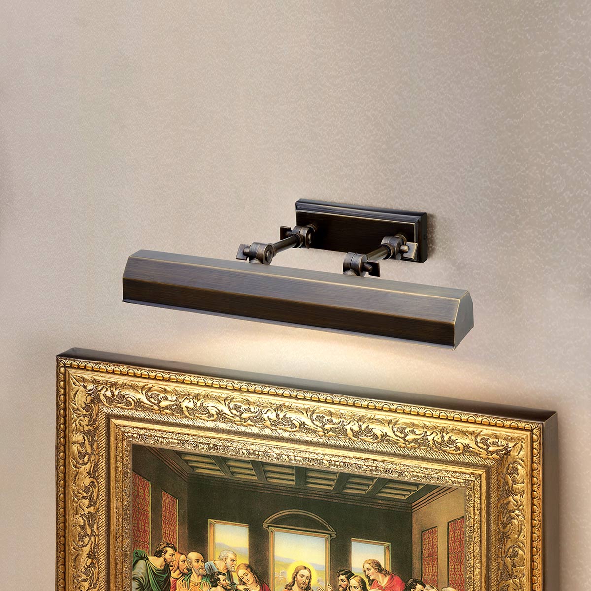 Chawtown 40cm Bronce De Elstead Lighting - Su forma alargada garantiza una distribución uniforme de la luz y es perfecta para iluminar cuadros y obras de arte.