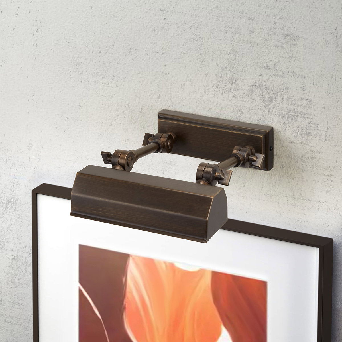 Chawtown 18cm Bronce De Elstead Lighting - Ofrece una distribución uniforme de la luz y es perfecta para iluminar cuadros y obras de arte.