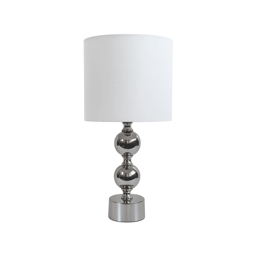 Circolo 48cm Cromo/blanco lámpara de mesa De Nordic Lighting - La l&aacute;mpara de mesa Circolo combina una base met&aacute;lica decorativa con un elegante acabado cromado y una cl&aacute;sica pantalla de lino blanco.