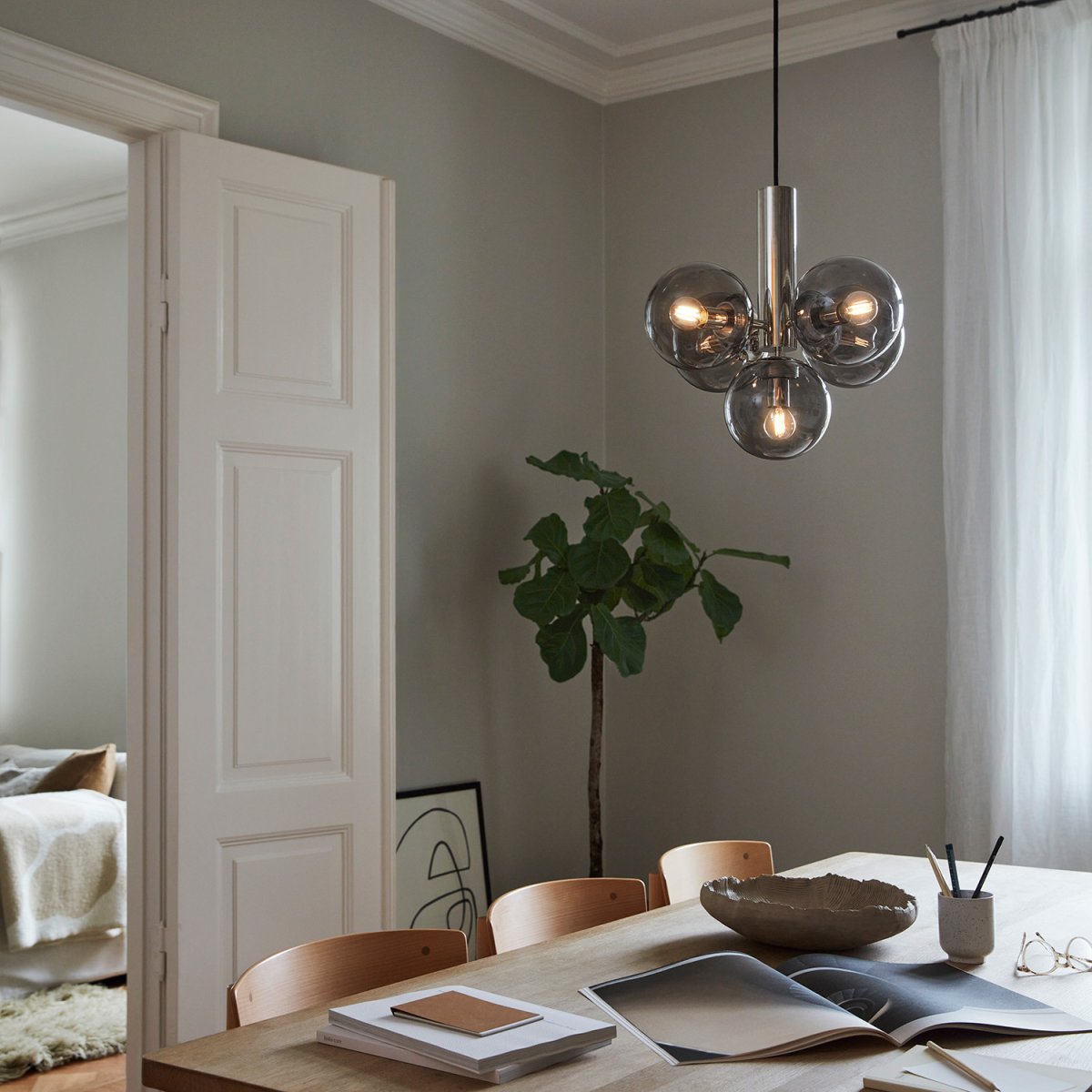 Avenue Ø43 Níquel Lámpas de techo De CO Bankeryd - Avenue se adapta encima de la mesa del comedor, donde difunde una hermosa luz, o encima de la mesa de café para agregar estilo a la sala de estar.