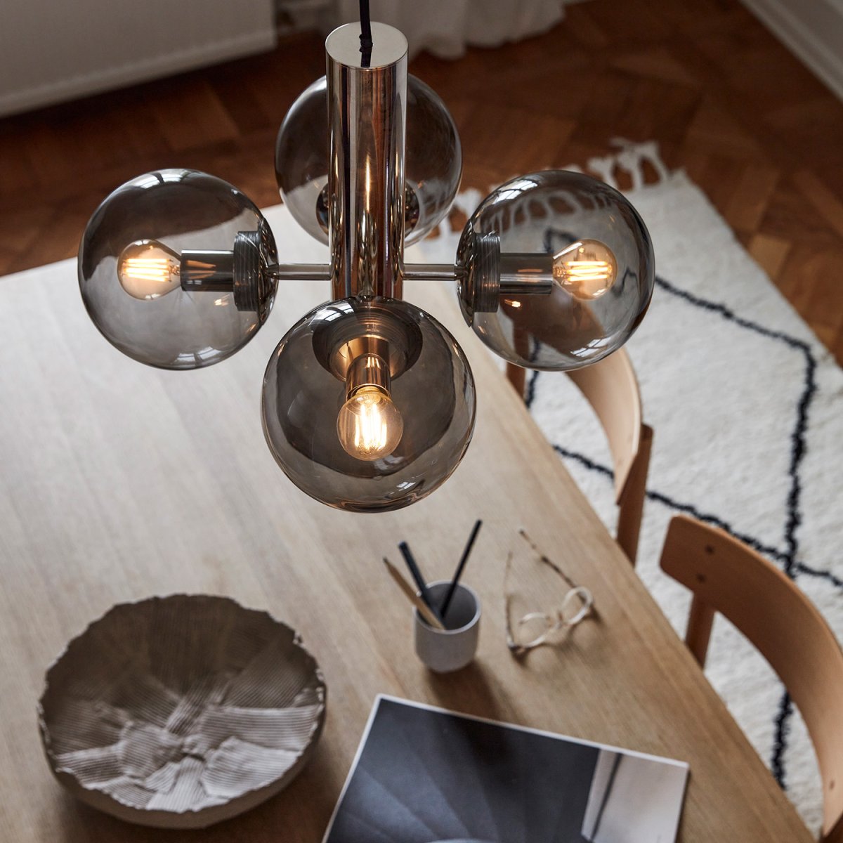Avenue Ø43 Níquel Lámpas de techo De CO Bankeryd - Avenue se adapta encima de la mesa del comedor, donde difunde una hermosa luz, o encima de la mesa de café para agregar estilo a la sala de estar.