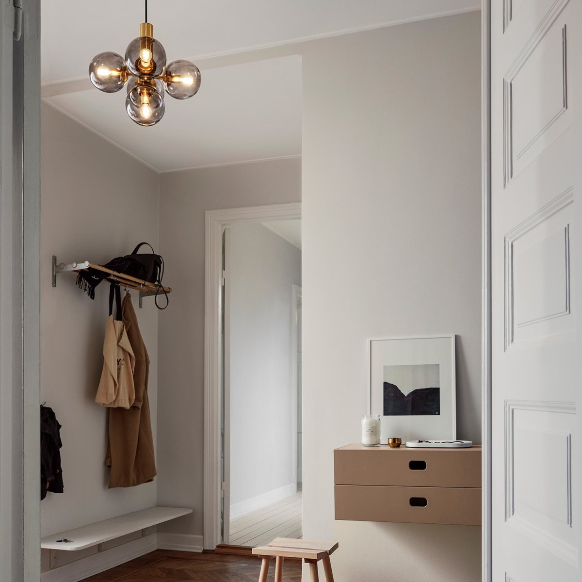 Avenue Ø43 Latón Lámpas de techo De CO Bankeryd - Avenue se adapta encima de la mesa del comedor, donde difunde una hermosa luz, o encima de la mesa de café para agregar estilo a la sala de estar.