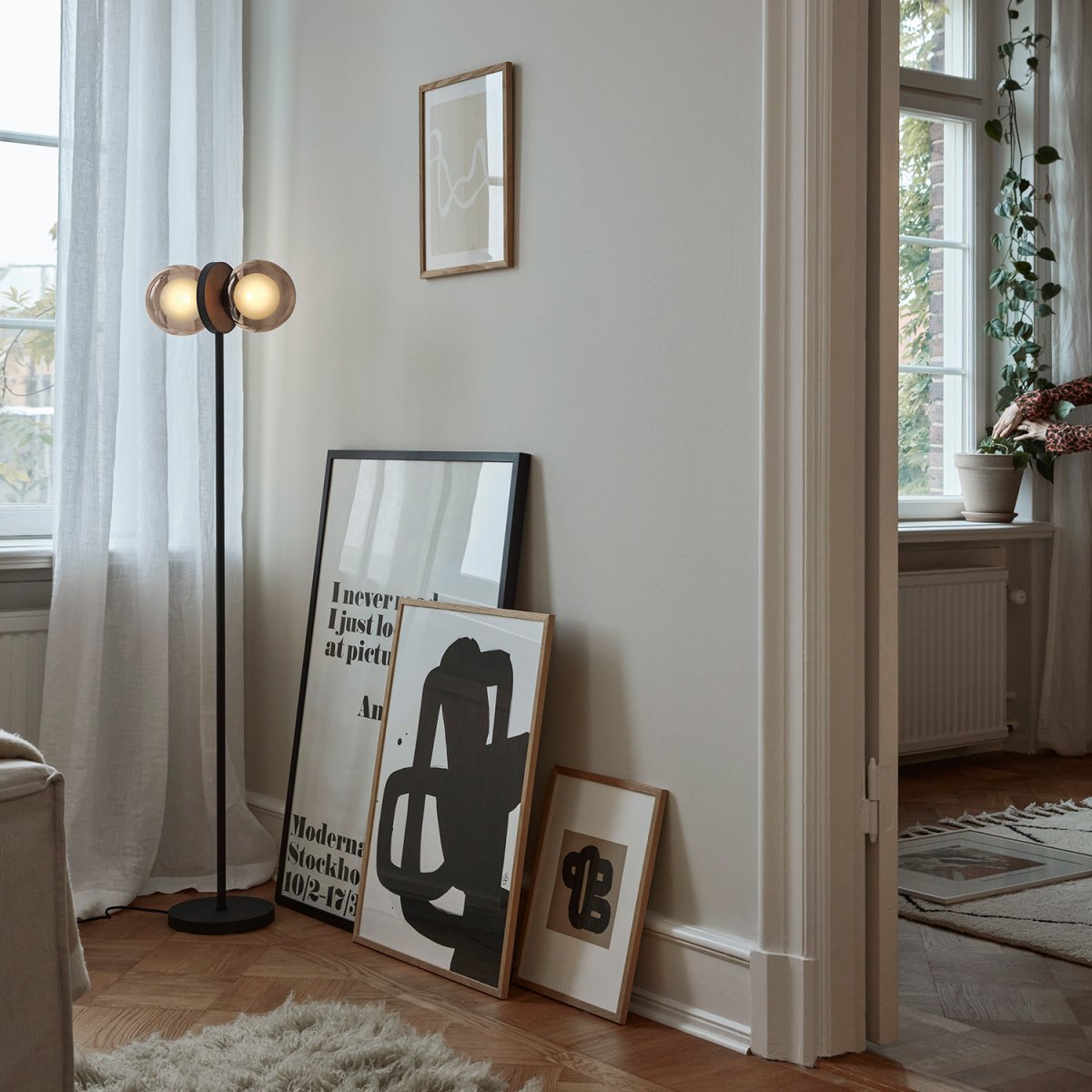 Discus Negro lámpara de pie De CO Bankeryd - La lámpara de pie Discus tiene un diseño femenino que toma el control y marca el estilo de tu hogar.