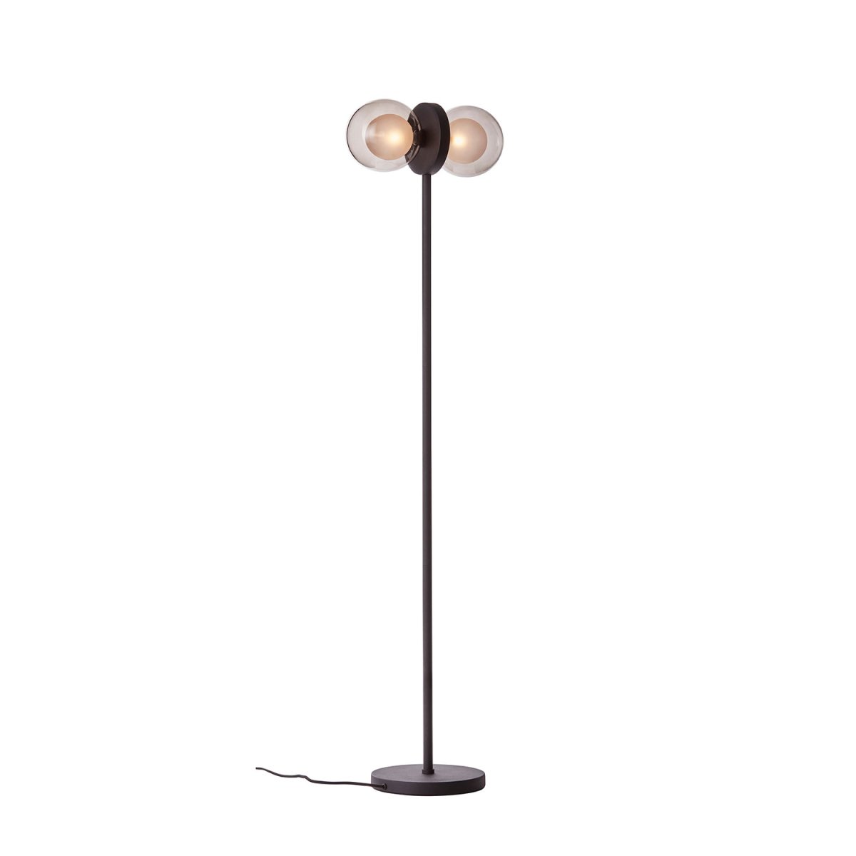 Discus Negro lámpara de pie De CO Bankeryd - La lámpara de pie Discus tiene un diseño femenino que toma el control y marca el estilo de tu hogar.