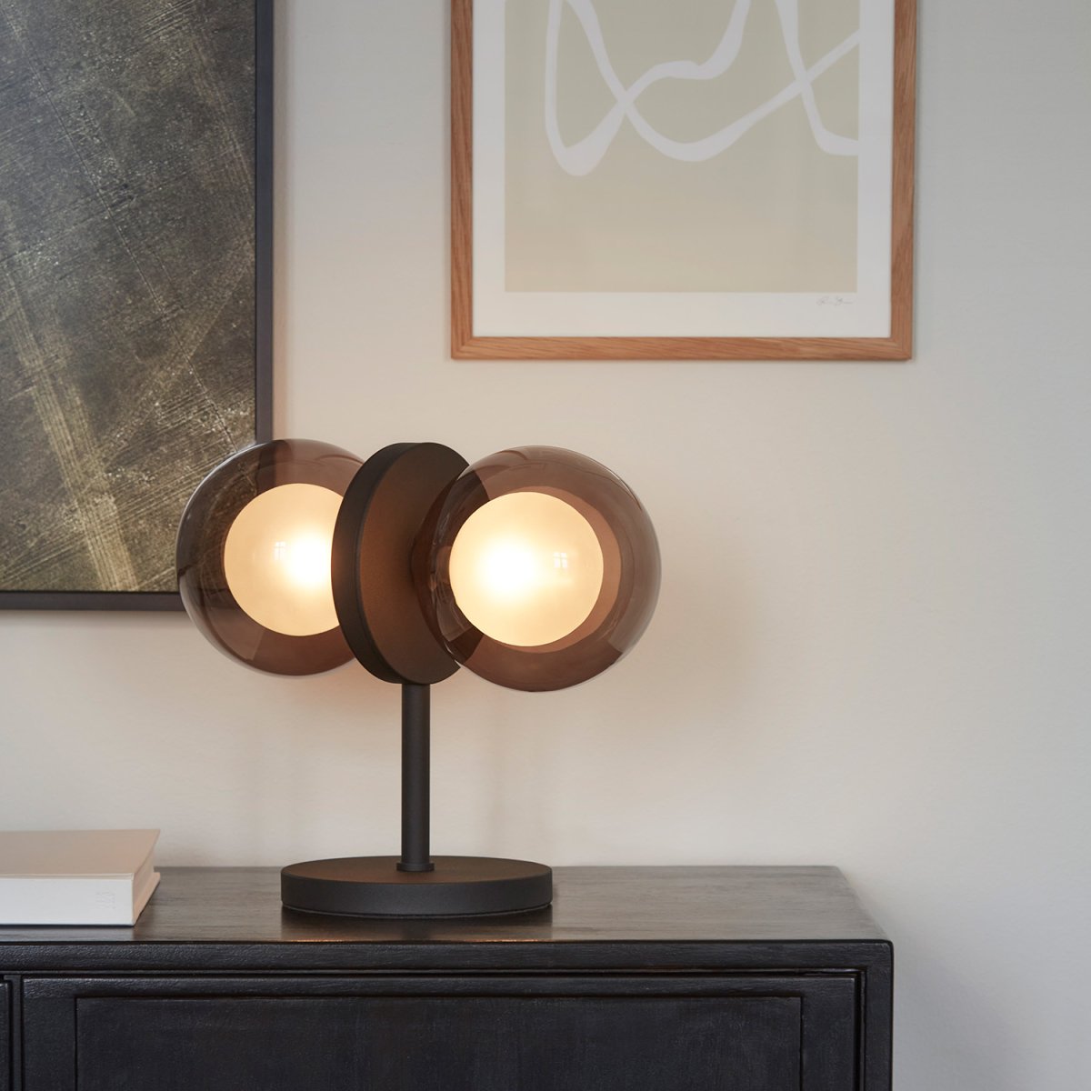 Discus 30cm Negro lámpara de mesa De CO Bankeryd - La lámpara de mesa Discus tiene un diseño femenino que toma el control y marca el estilo de tu hogar.