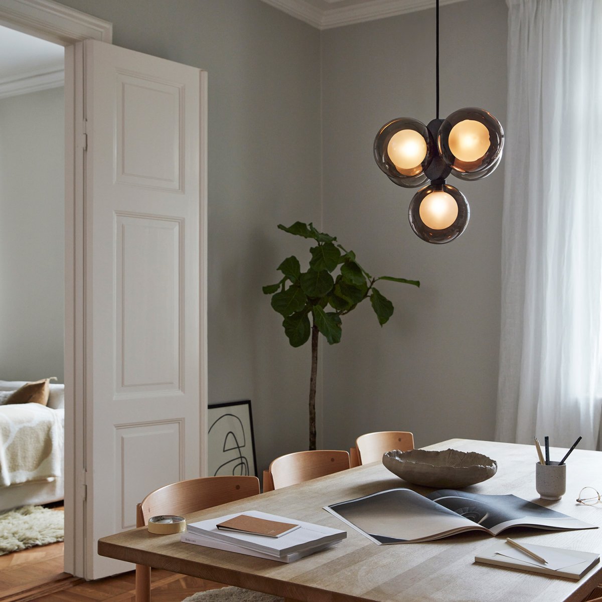 Discus 50cm Negro Lámpas de techo De CO Bankeryd - La lámpara de techo Discus se puede colgar fácilmente sobre una mesa de comedor, pero también queda muy bien como lámpara colgante.