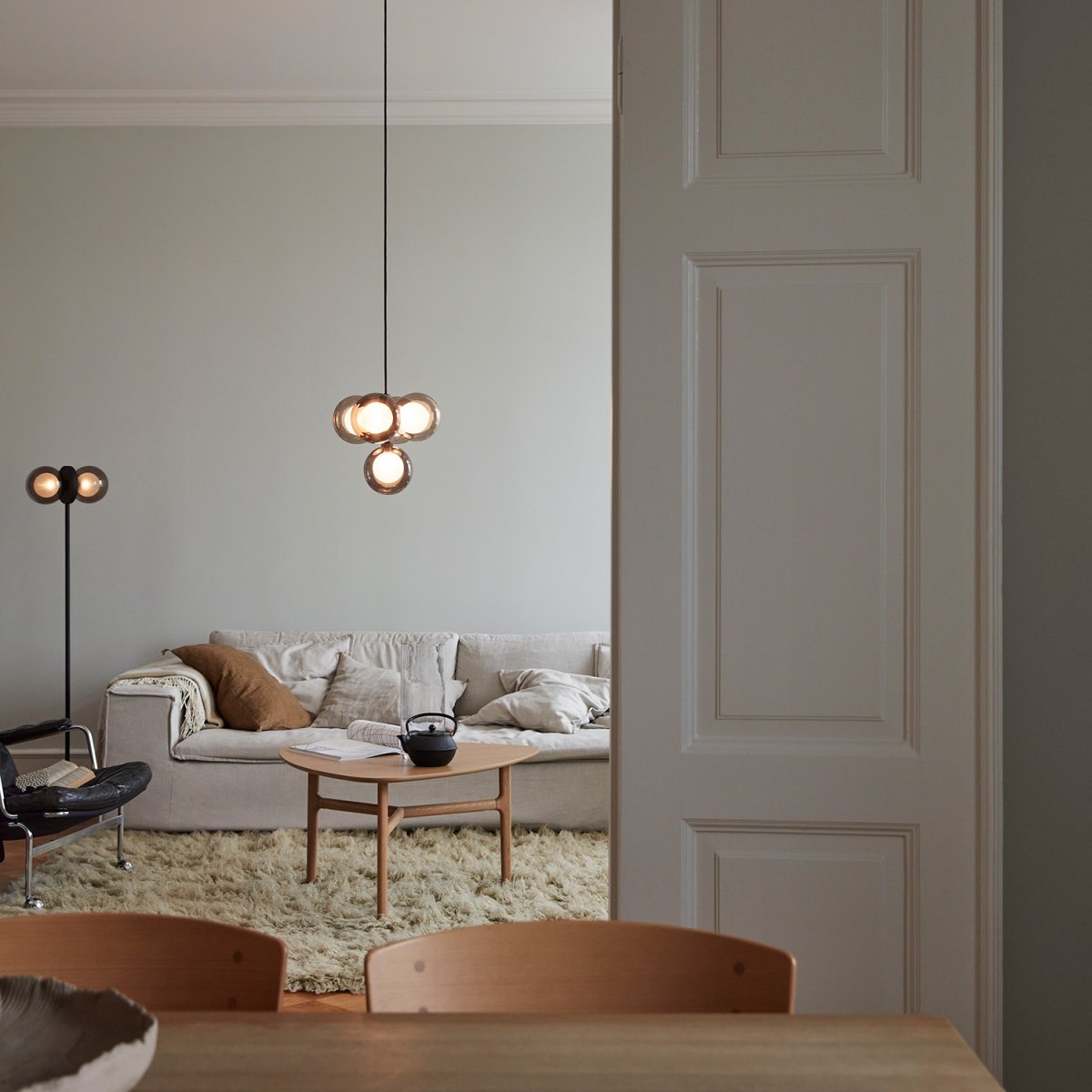 Discus Negro lámpara de pie De CO Bankeryd - La lámpara de pie Discus tiene un diseño femenino que toma el control y marca el estilo de tu hogar.