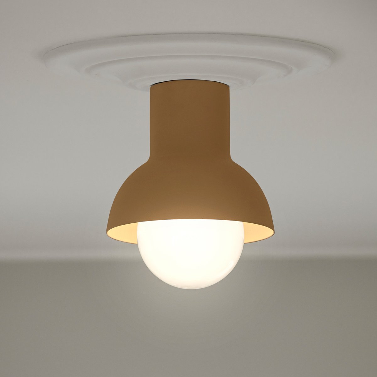 Down Ø20 Mostaza oscura plafón De CO Bankeryd - Para que el dise&ntilde;o de la l&aacute;mpara se destaque de forma &oacute;ptima, recomendamos elegir una fuente de luz globo con un di&aacute;metro de 125 cm.