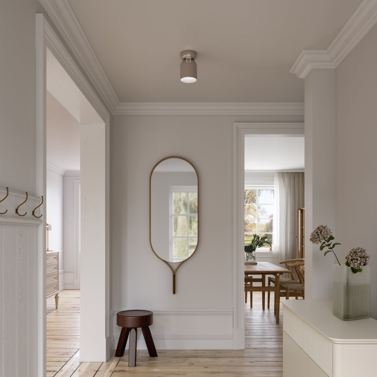 Lennon Ø13 Beige plafón De CO Bankeryd - Con un di&aacute;metro de tan solo 13 cm, Lennon es especialmente adecuada para habitaciones peque&ntilde;as o cualquier lugar donde se desee una iluminaci&oacute;n de techo sutil, como en el pasillo, el dormitorio o la cocina.