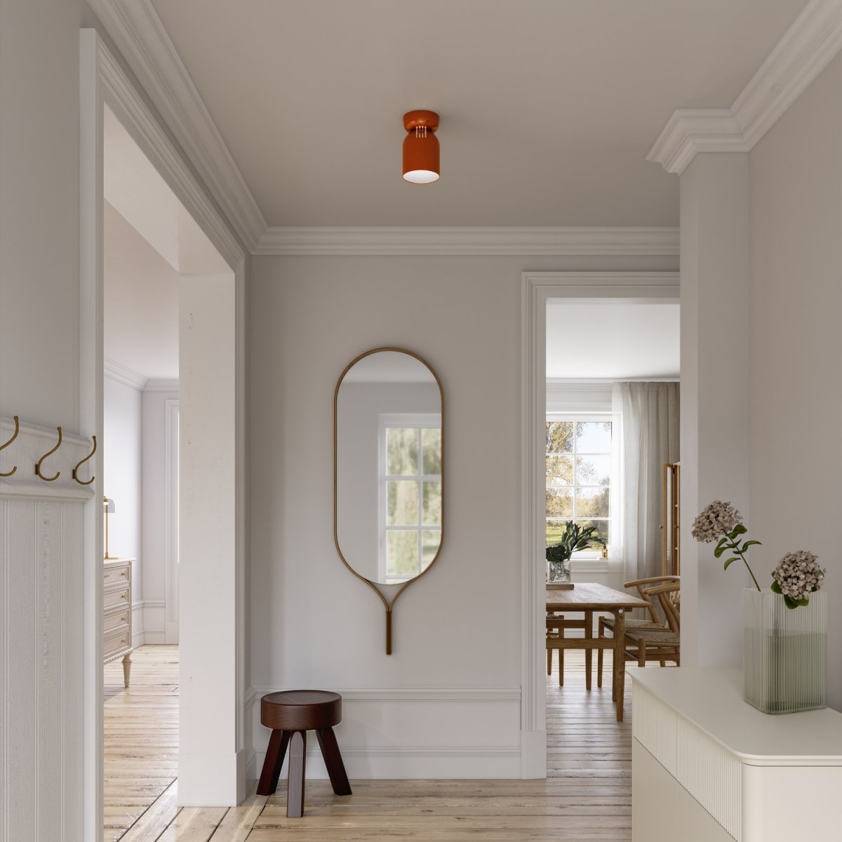 Lennon Ø13 Naranja plafón De CO Bankeryd - Con un di&aacute;metro de tan solo 13 cm, Lennon es ideal para habitaciones peque&ntilde;as o cualquier lugar donde se desee una iluminaci&oacute;n de techo sutil, como el pasillo, el dormitorio o la cocina.
