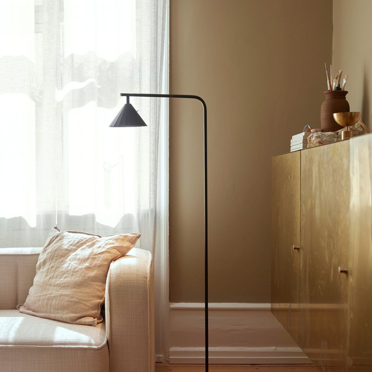 Rain Antracita lámpara de pie De CO Bankeryd - Adecuado para la sala de estar o el dormitorio, donde Rain le da a la habitación una expresión moderna.