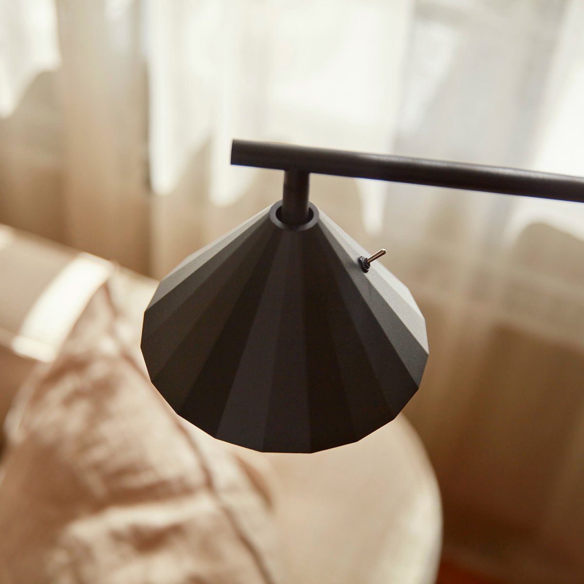 Rain Antracita lámpara de pie De CO Bankeryd - Adecuado para la sala de estar o el dormitorio, donde Rain le da a la habitación una expresión moderna.