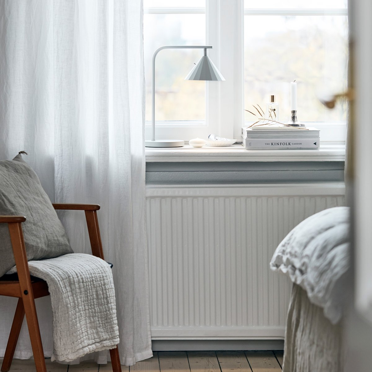 Rain 40cm Gris lámpara de mesa De CO Bankeryd - La l&aacute;mpara de mesa Rain es ideal para un momento de lectura acogedor y se puede colocar junto al sof&aacute; o un sill&oacute;n favorito.