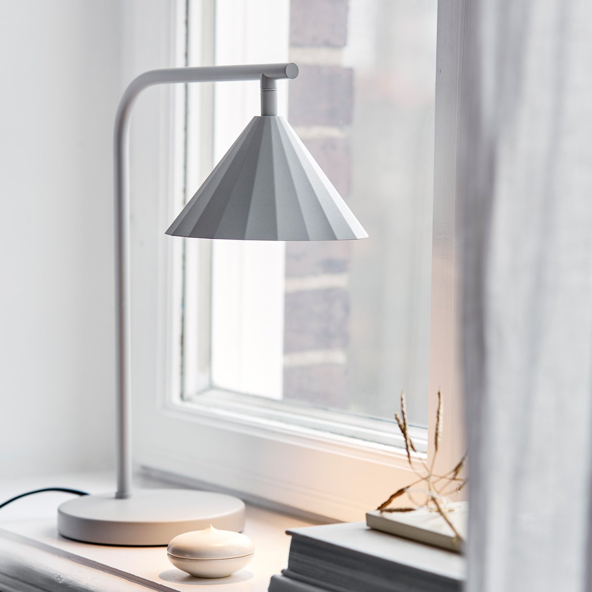 Rain 40cm Gris lámpara de mesa De CO Bankeryd - La l&aacute;mpara de mesa Rain es ideal para un momento de lectura acogedor y se puede colocar junto al sof&aacute; o un sill&oacute;n favorito.