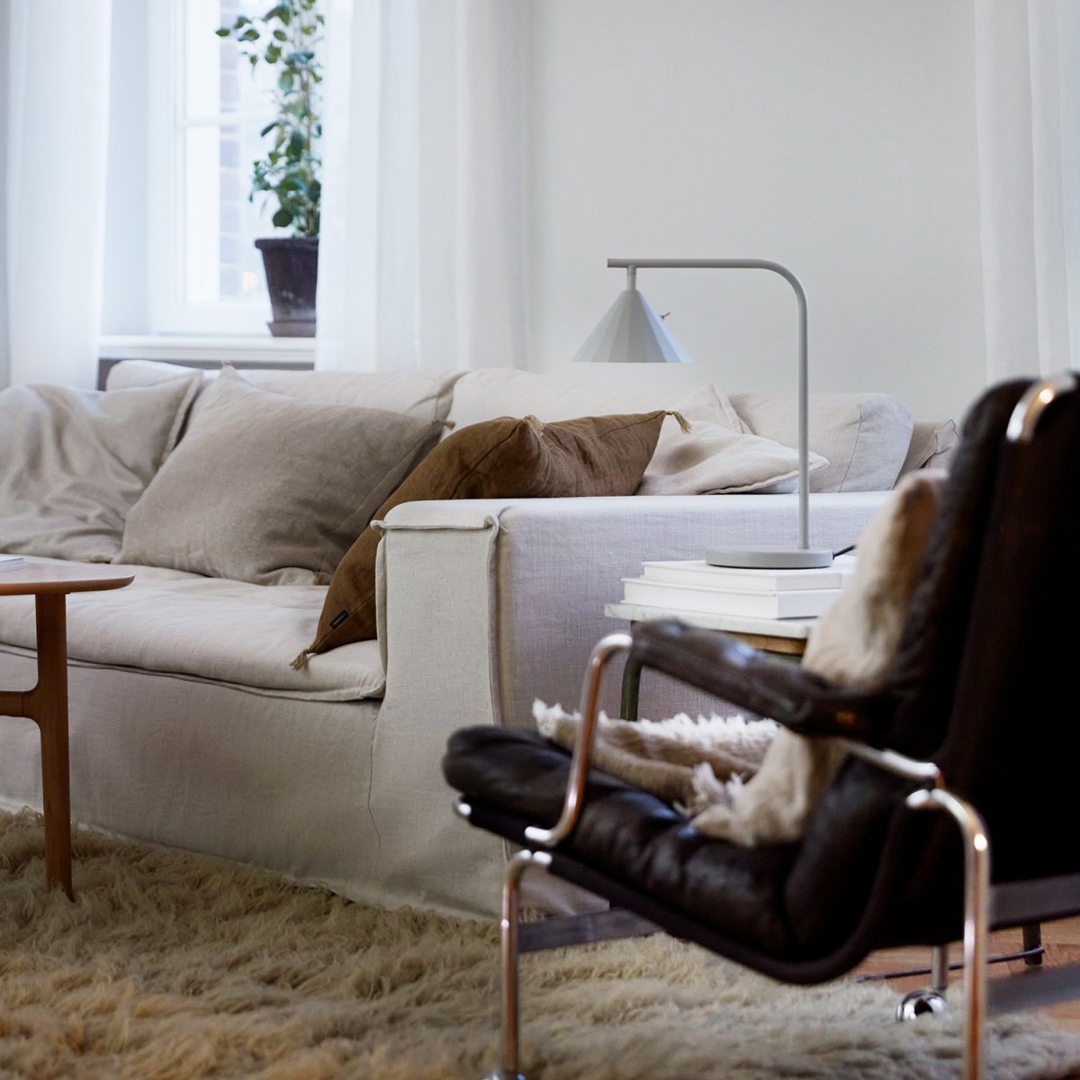 Rain 40cm Gris lámpara de mesa De CO Bankeryd - La l&aacute;mpara de mesa Rain es ideal para un momento de lectura acogedor y se puede colocar junto al sof&aacute; o un sill&oacute;n favorito.