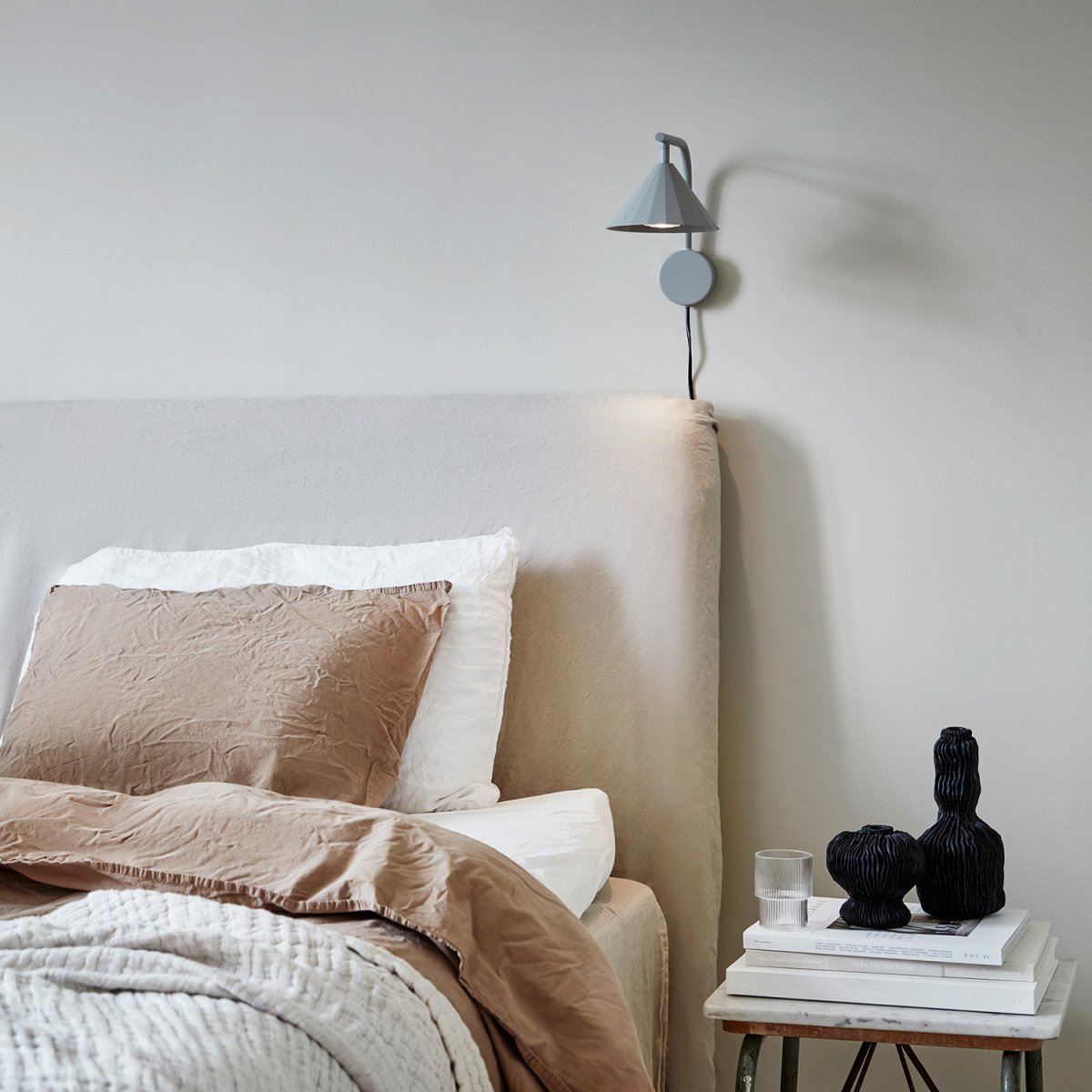 Rain 25cm Gris lámpara de pared De CO Bankeryd - El aplique de pared Rain queda muy bien en el sal&oacute;n junto a un sof&aacute; o un sill&oacute;n, as&iacute; como en el pasillo o encima de un aparador, donde aporta a la estancia un aspecto moderno.