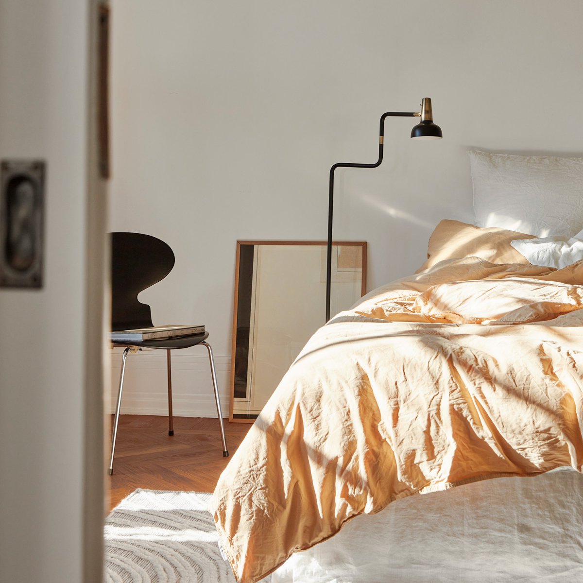 Ray Negro lámpara de pie De CO Bankeryd - La lámpara de pie Ray está diseñada para colocarse junto al sofá o al sillón favorito, al lado de la cama o en la oficina de casa.