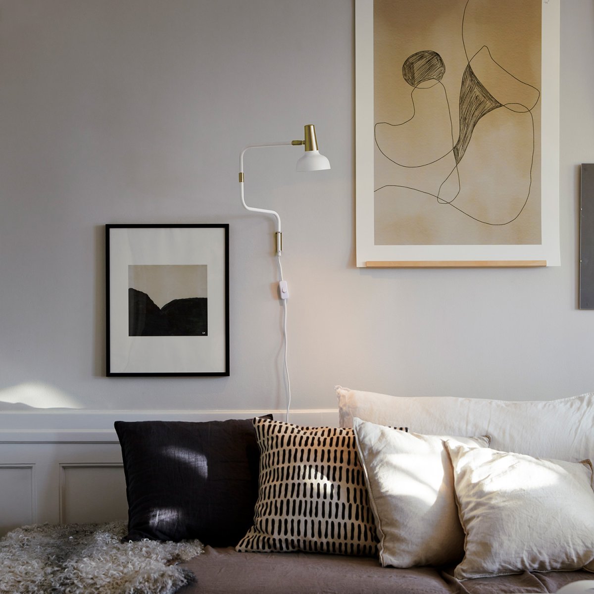 Ray Blanco cálido lámpara de lectura De CO Bankeryd - El aplique de pared Ray se puede utilizar en el salón junto a un sofá o sillón, así como en el pasillo o encima de un aparador, aportando a la estancia un toque moderno.