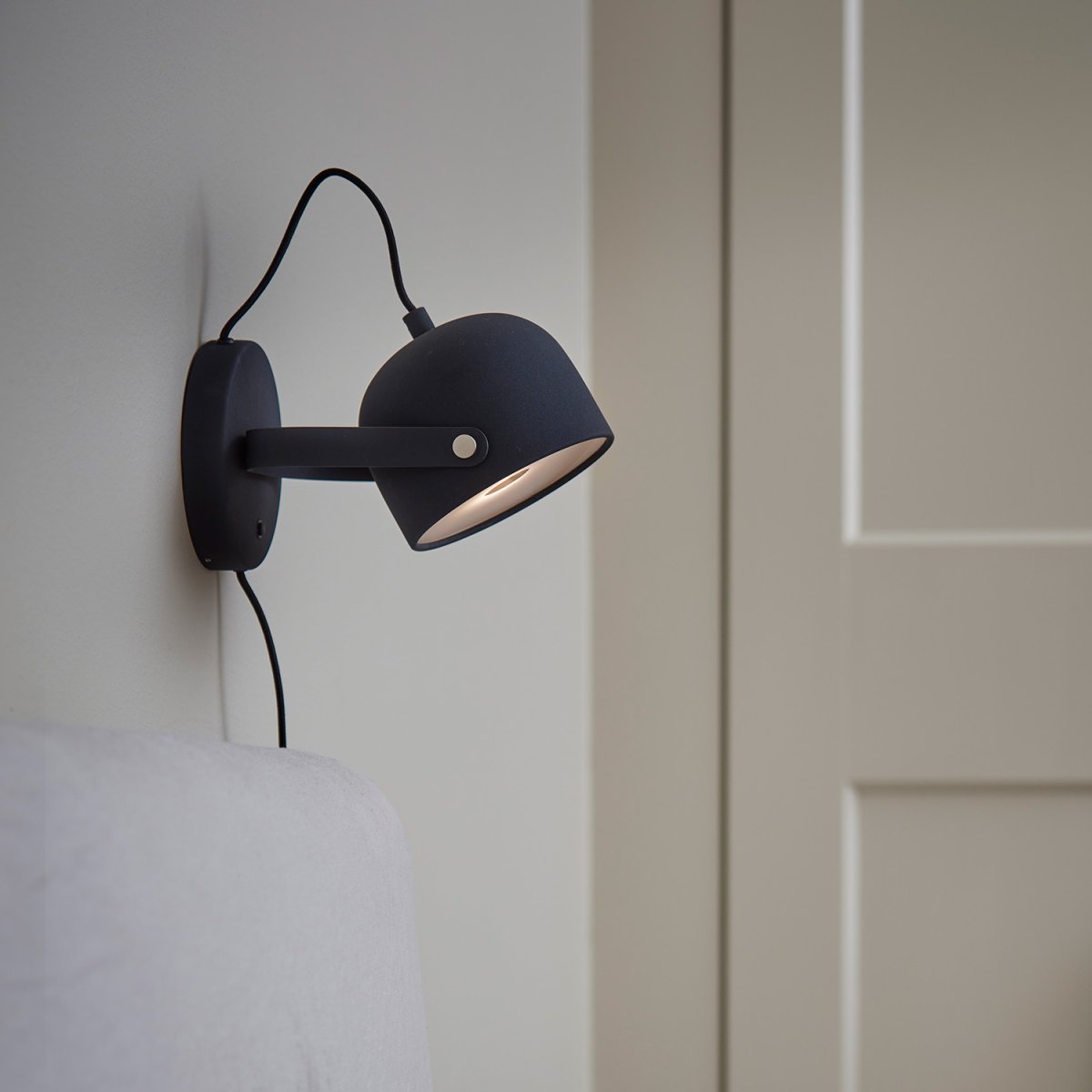 Svejk 13 Antracita lámpara de lectura De CO Bankeryd - La lámpara se puede utilizar en la sala de estar junto a un sofá o sillón, así como en el pasillo o encima de un aparador, dándole a la estancia un aspecto moderno.