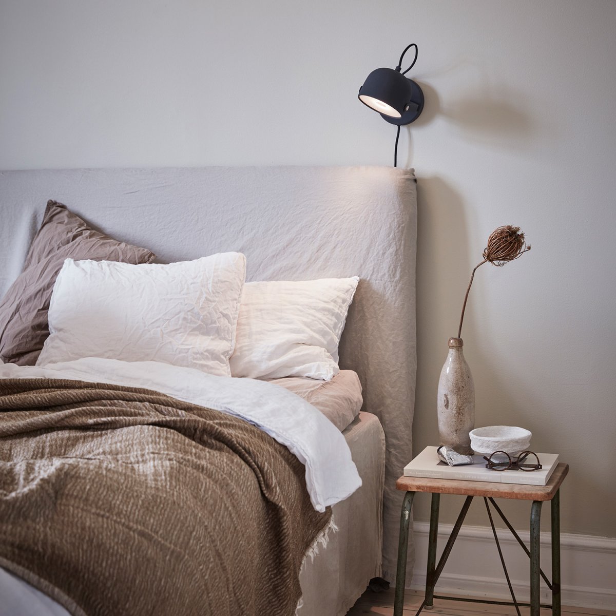 Svejk 13 Antracita lámpara de lectura De CO Bankeryd - La lámpara se puede utilizar en la sala de estar junto a un sofá o sillón, así como en el pasillo o encima de un aparador, dándole a la estancia un aspecto moderno.