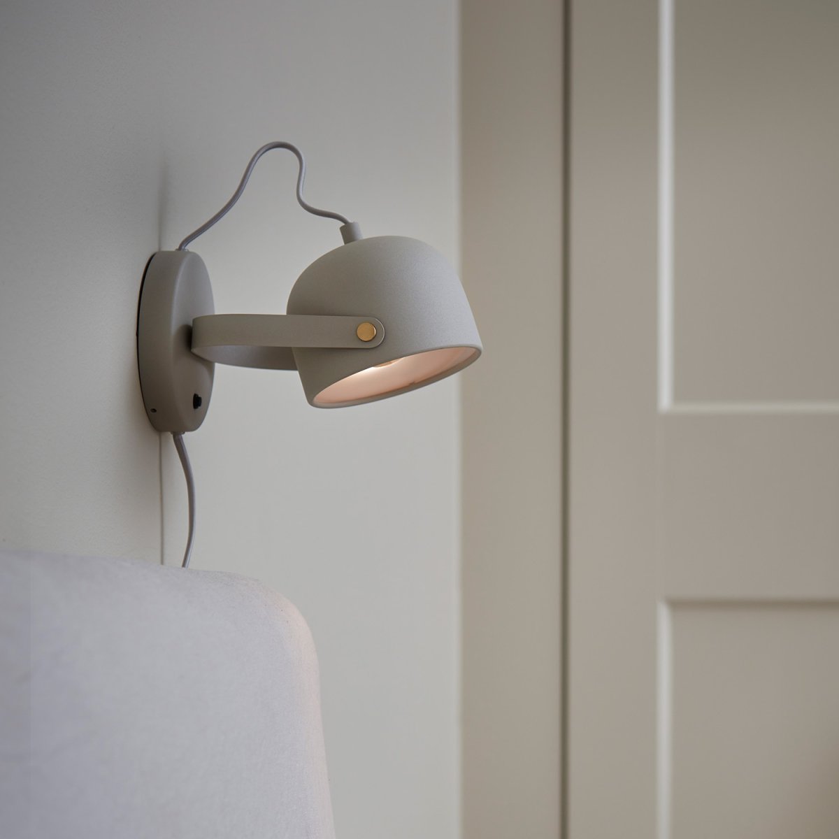 Svejk 13 Beige lámpara de lectura De CO Bankeryd - La lámpara se puede utilizar en la sala de estar junto a un sofá o sillón, así como en el pasillo o encima de un aparador, dándole a la estancia un aspecto moderno.