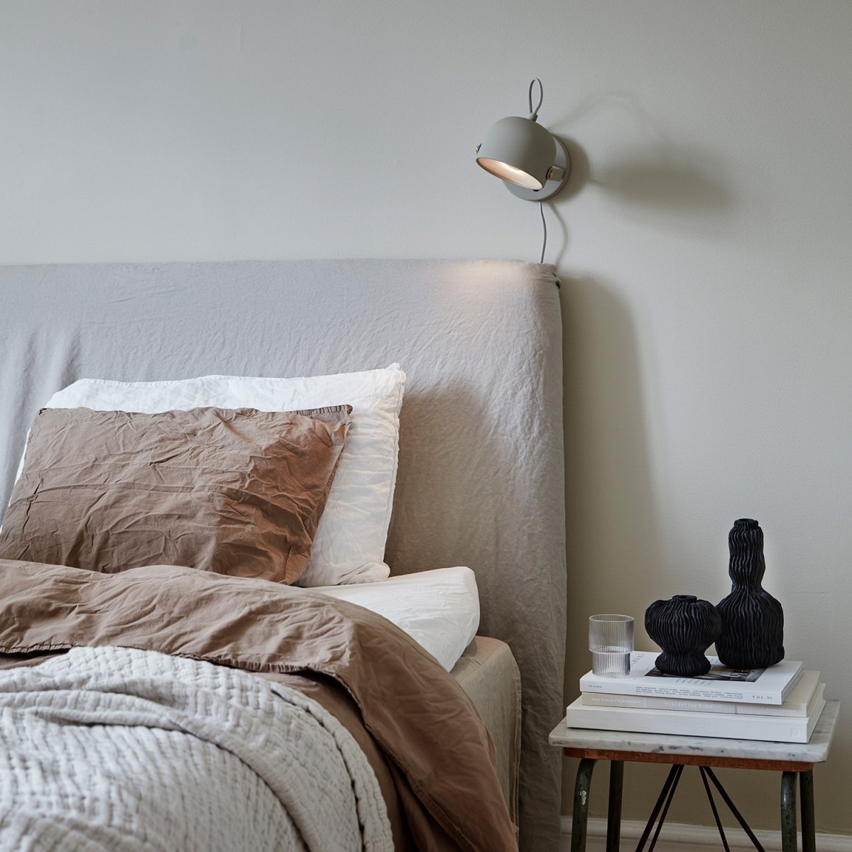 Svejk 13 Beige lámpara de lectura De CO Bankeryd - La lámpara se puede utilizar en la sala de estar junto a un sofá o sillón, así como en el pasillo o encima de un aparador, dándole a la estancia un aspecto moderno.