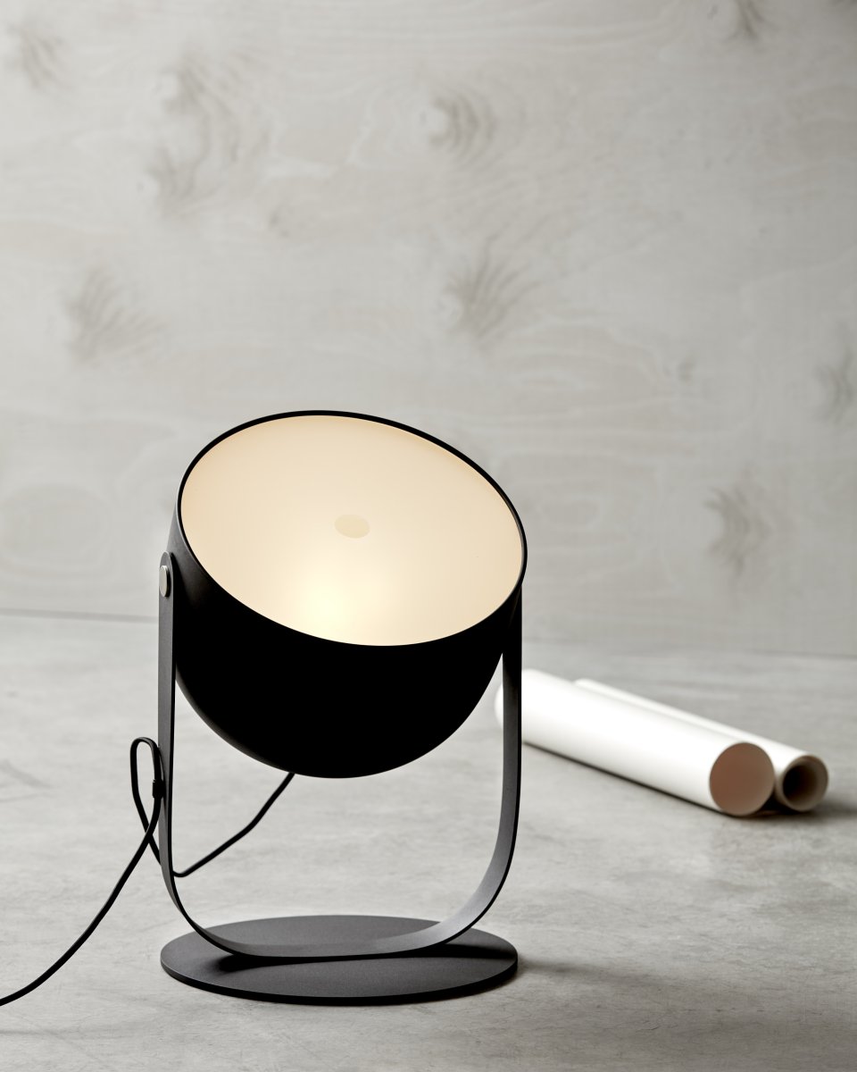 Svejk 30cm Antracita lámpara de mesa De CO Bankeryd - La lámpara de mesa Svejk tiene una luz suave y sirve tanto como lámpara de lectura como detalle decorativo de decoración.